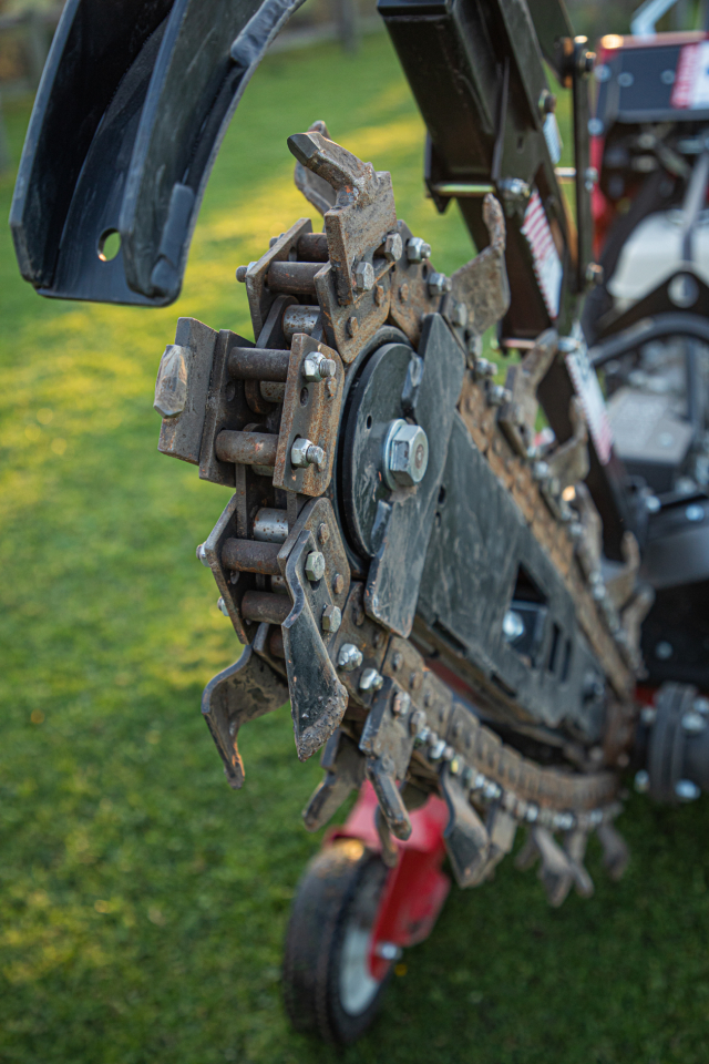 ketting sleuvengraver 45 cm diep 12 cm breed  zelfrijdend op wielen benzine