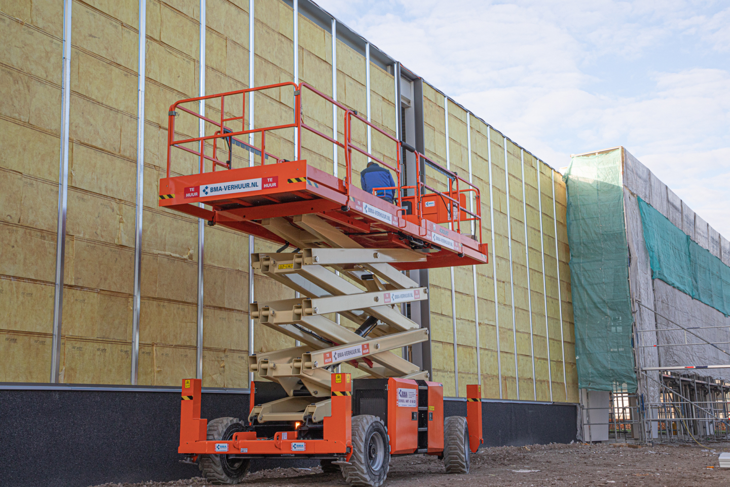 15 meter werkhoogte 235 cm breed 670 cm lang op diesel met stempels